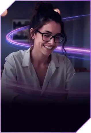 Mulher branca de óculos sorrindo olhando para notebook