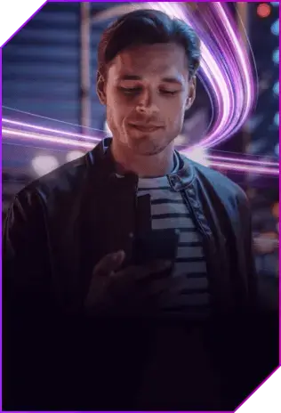 Homem branco sorrindo olhando para o celular